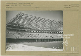 Obras construcción de la estructura metálica de la gran marquesina destinada a cubrir la tribuna del campo de fútbol del Camp Nou (F.C. Barcelona)