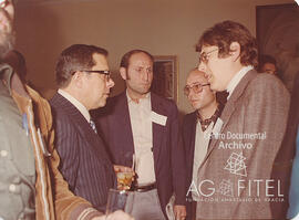 Manuel Garnacho junto a un tres personas sin identificar